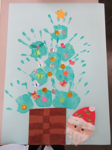 手形のクリスマスツリー 水島児童館